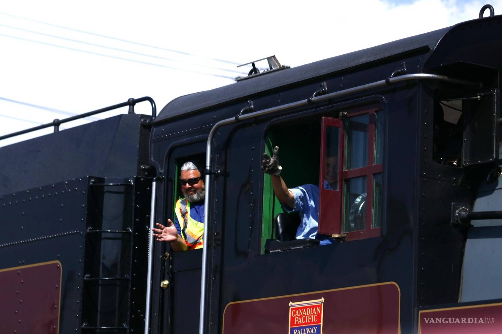 $!A lo largo de su trayecto, miles de mexicanos se aglomeraron sobre las calles para observarla y fotografiarla.