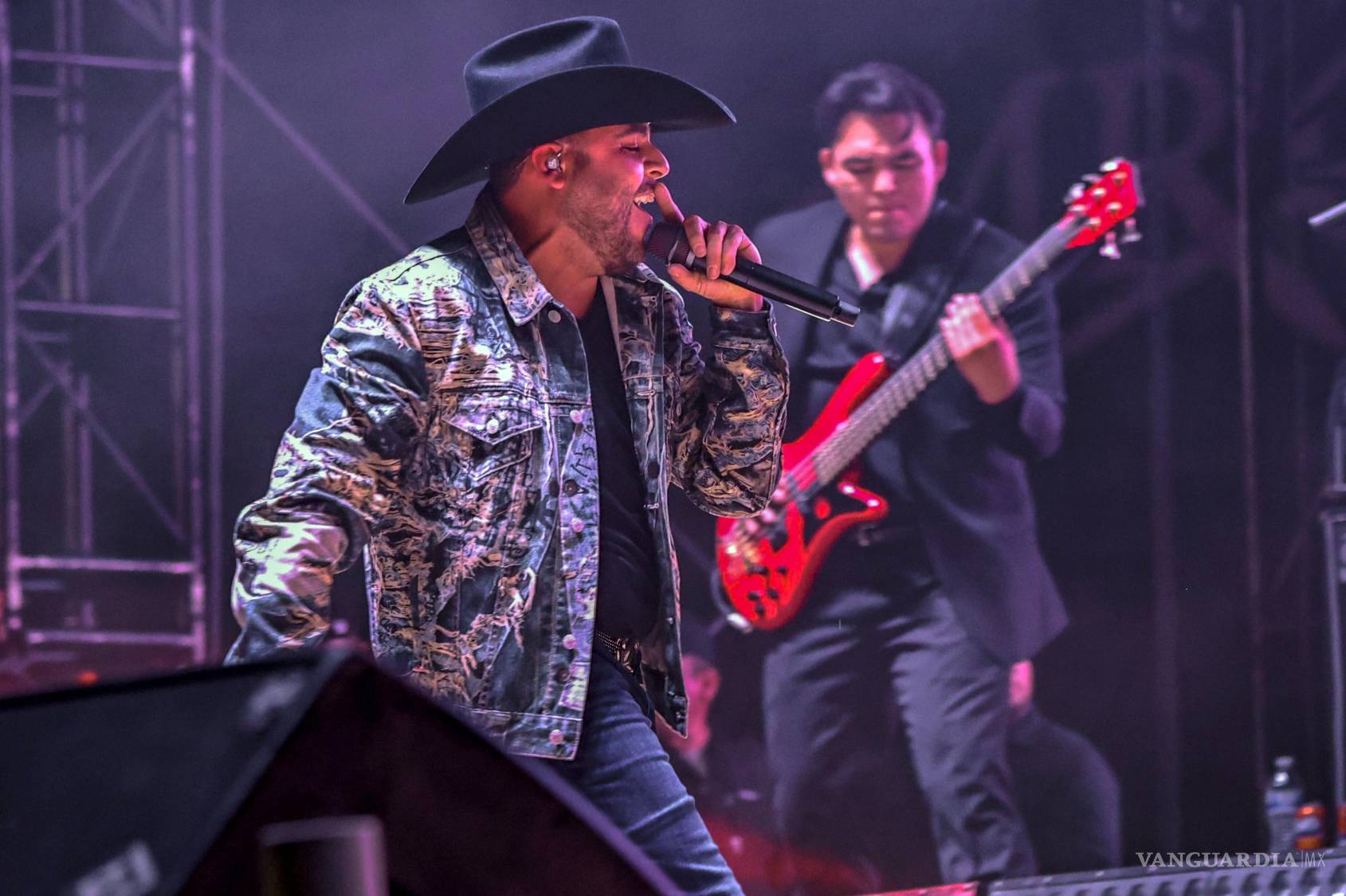 $!En el estadio Fco. I. Madero se presentaron los cantantes Gerardo Ortiz y Gabito Ballesteros.
