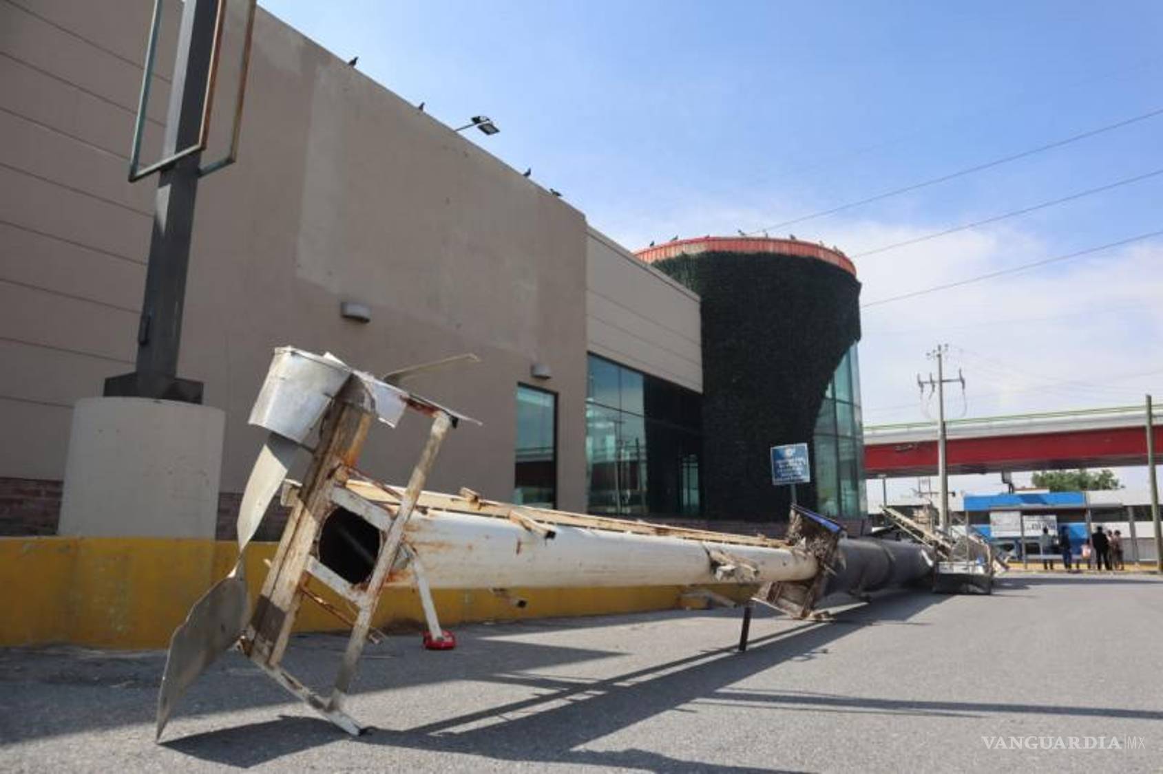 $!El enorme anuncio ahora está en el piso.