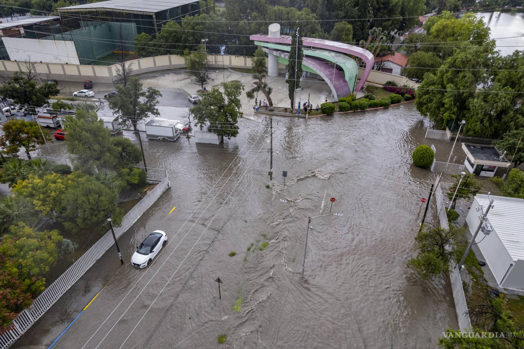 $!Las fuertes lluvias volvieron a causar estragos, provocando inundaciones y encharcamientos y pusieron en la mira la gran cantidad de basura que se acumula en las calles y que es parte del problema. Entrada de la Cd. Deportiva el pasado jueves 28 de agosto