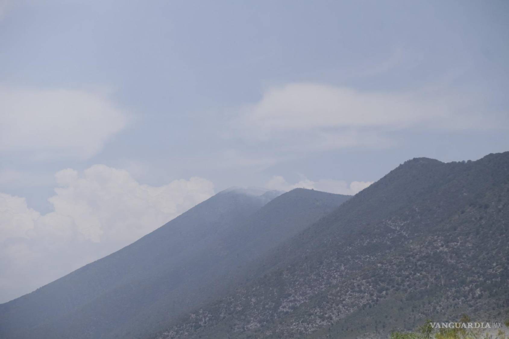 $!El acceso a los medios de comunicación y personal no autorizado está restringido a seis kilómetros del lugar del incendio, garantizando la seguridad y la eficacia de las operaciones de emergencia.