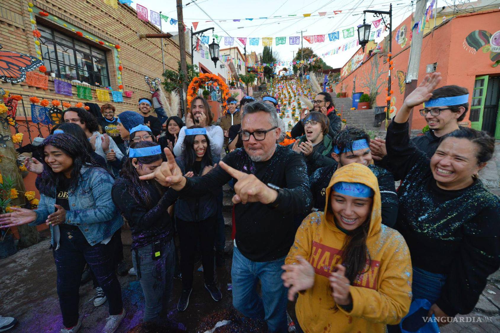 $!Un choque de emociones se pudo ver entre el equipo de producción y los actores por concluir el proyecto.