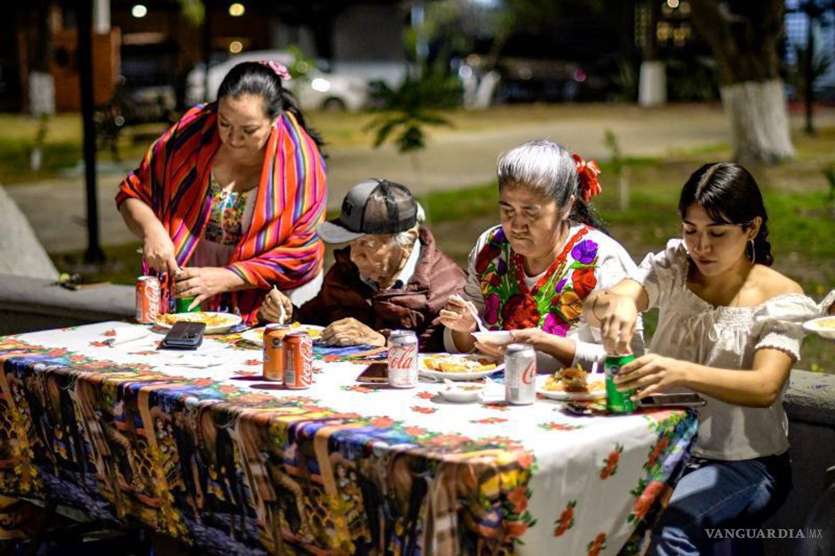 $!Vecinos de todas las edades se reunieron en la plaza de la colonia Latinoamericana para celebrar una noche mexicana, disfrutando de comida típica, música de mariachi y bailes folclóricos, fortaleciendo la identidad y la cohesión comunitaria.