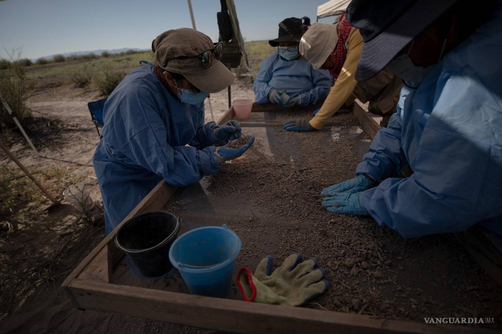 $!En medio del desierto coahuilense, especialistas y familias buscan fragmentos óseos entre la tierra removida. Cada hallazgo es una posibilidad de nombre, una interrupción al silencio impuesto por la desaparición.