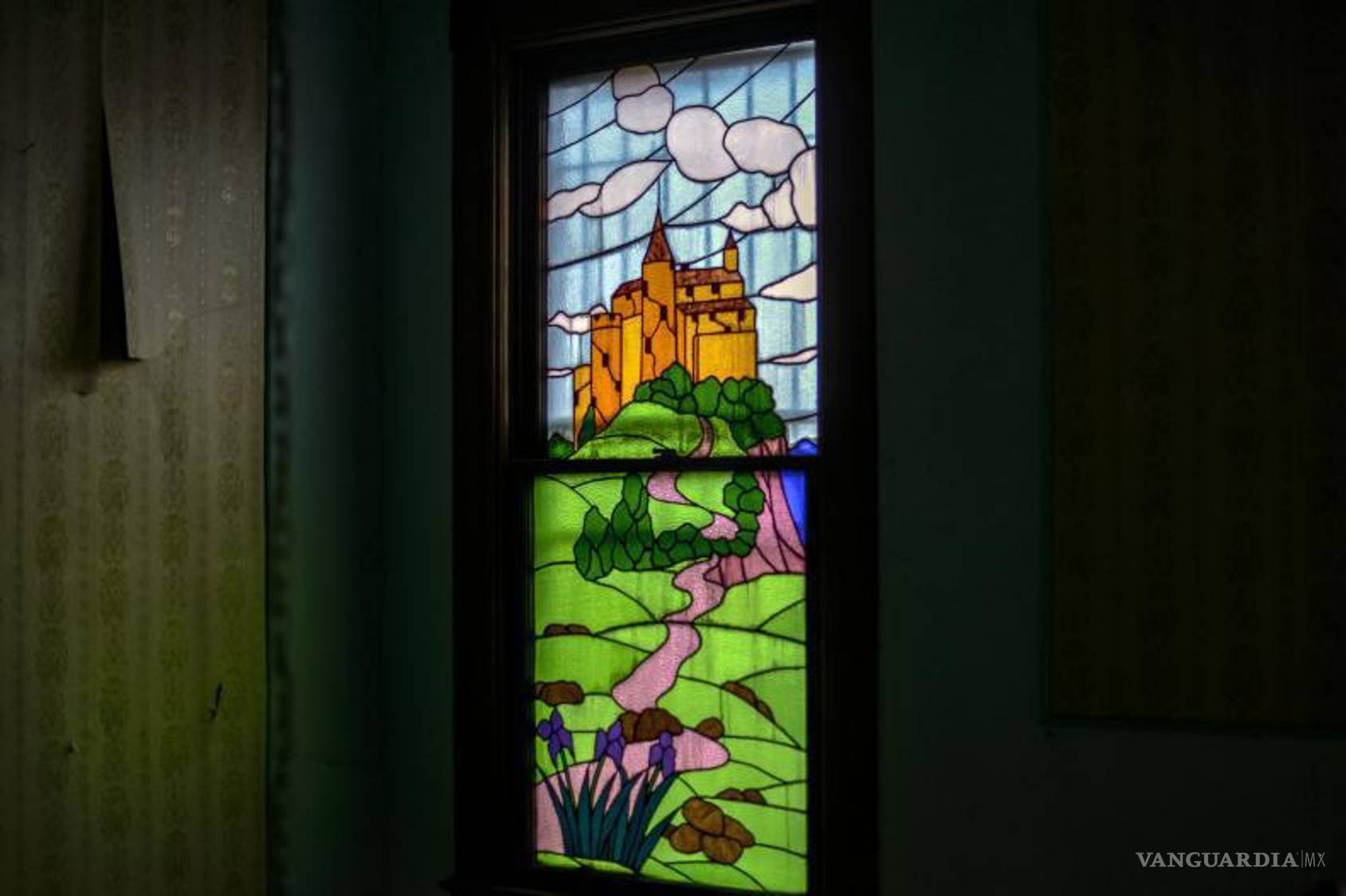 $!Los vitrales plomados y pintados a mano son elementos distintivos de la casa, que también tiene un semisótano y una escalera de madera.