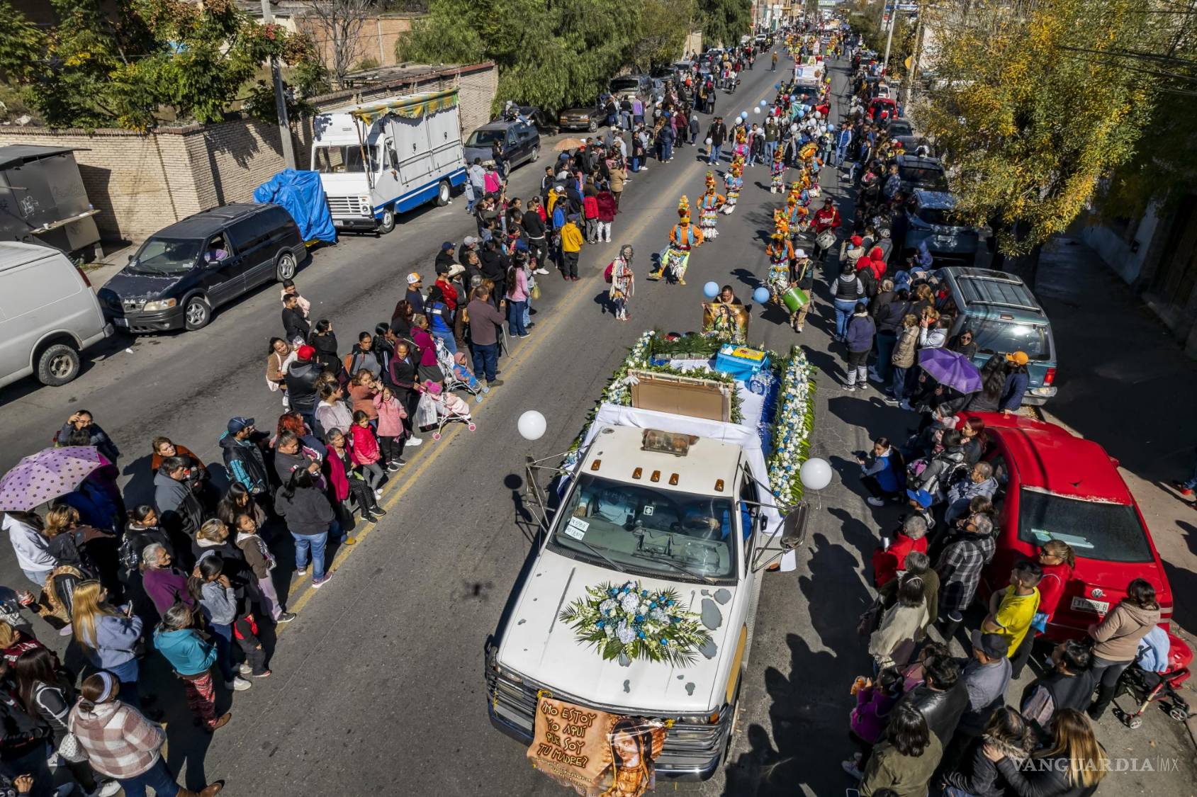 $!Carros alegóricos adornados con arreglos florales en la romería hacia el Santuario de Nuestra Señora de Guadalupe.