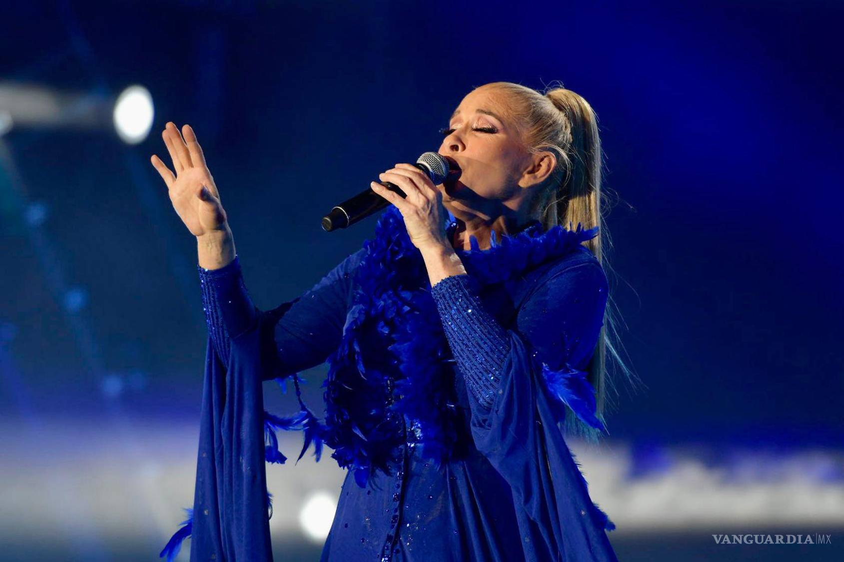 $!Yuri iluminando el escenario con su presencia en un deslumbrante atuendo azul.