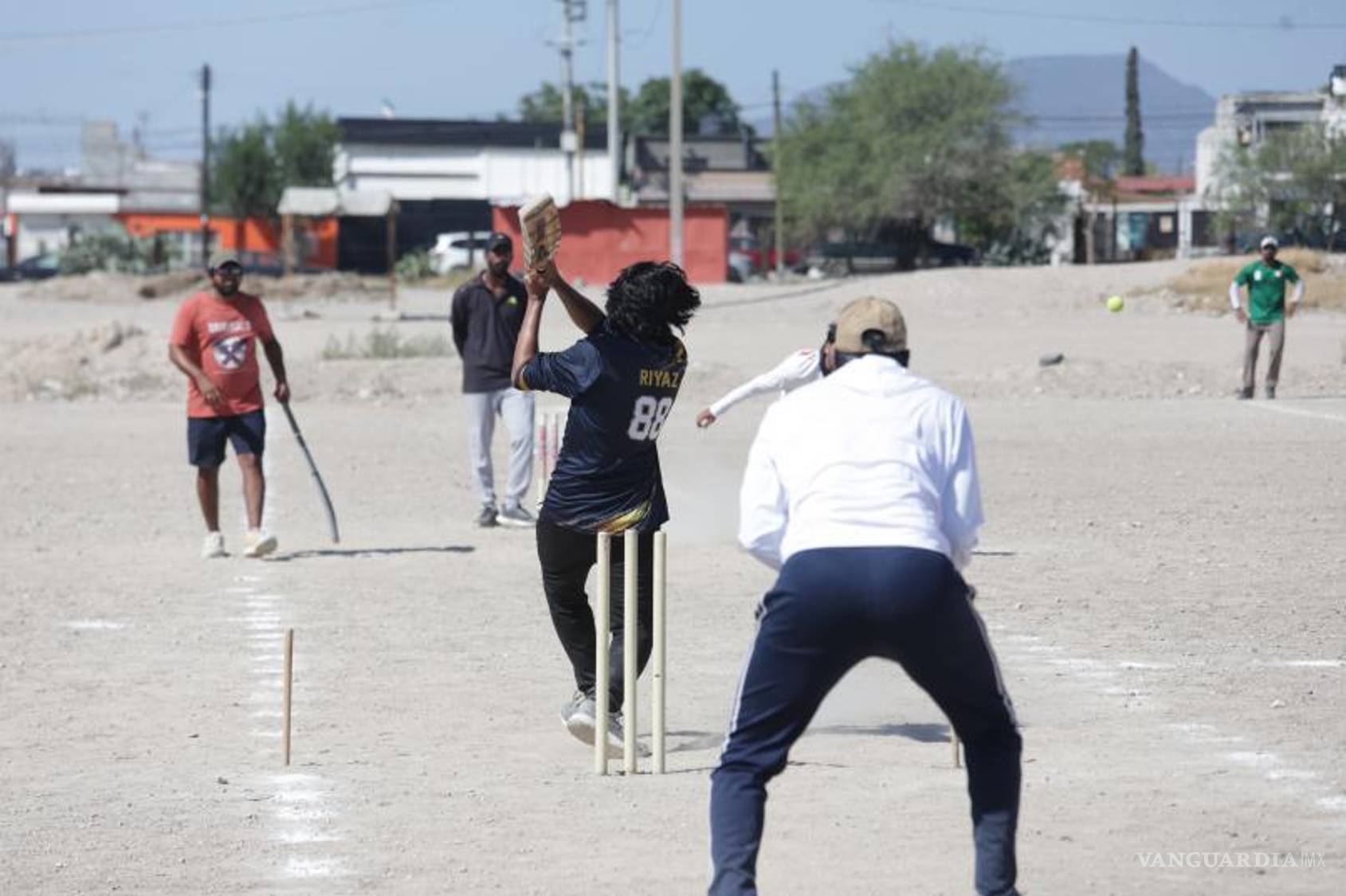 $!Los integrantes de los Rising Hawks adaptaron una de las canchas de fútbol para disputar sus partidos de críquet.
