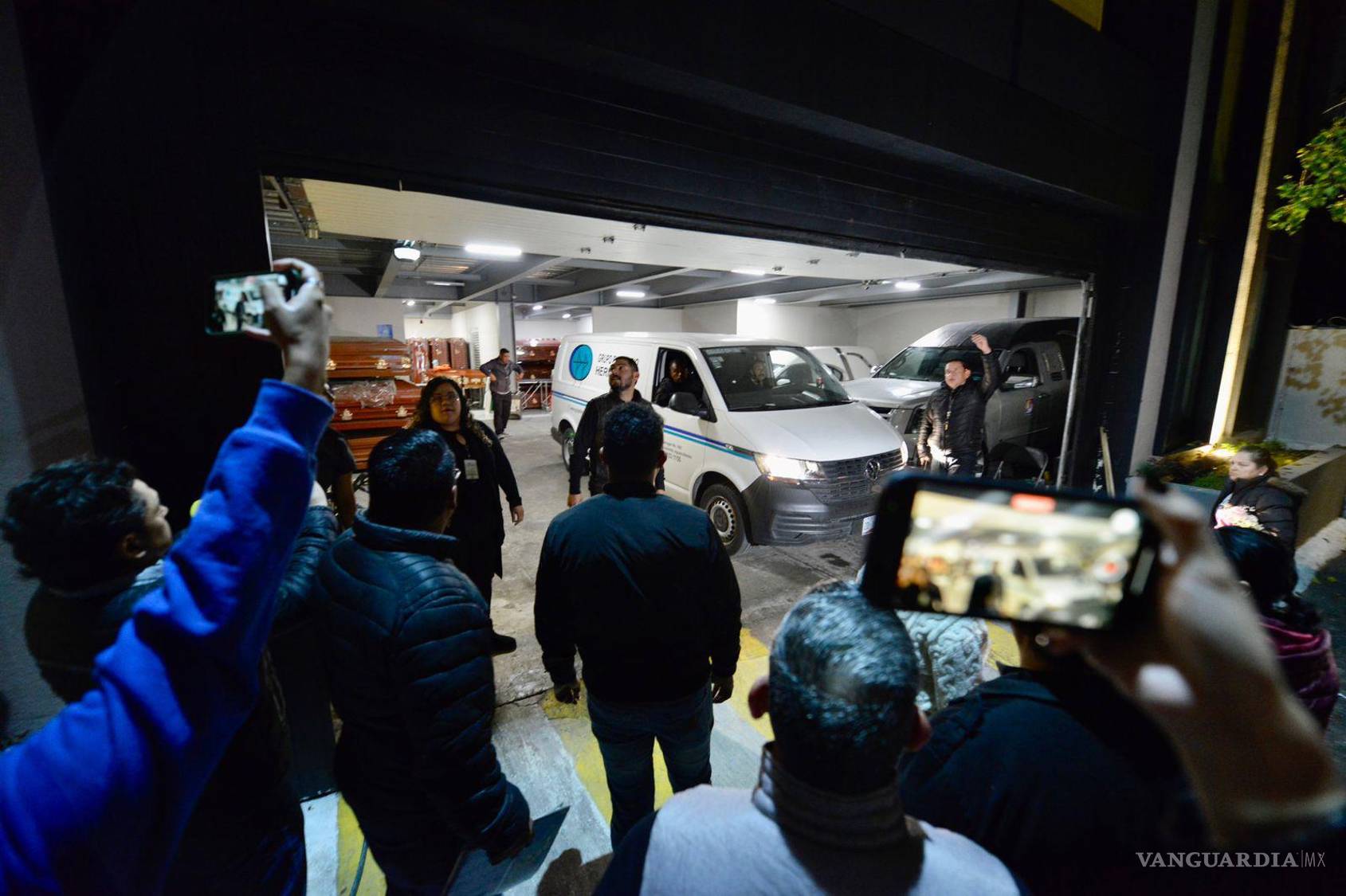 $!Decenas de personas ya lo esperaban afuera de la capilla.