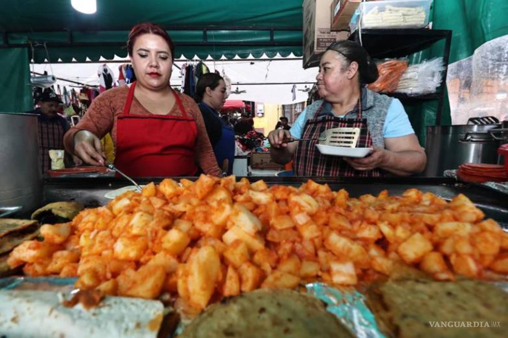 $!Pan tradicional, dulces típicos, elotes y otros antojitos formaron parte de una celebración que combina la devoción religiosa con las costumbres populares de Saltillo.