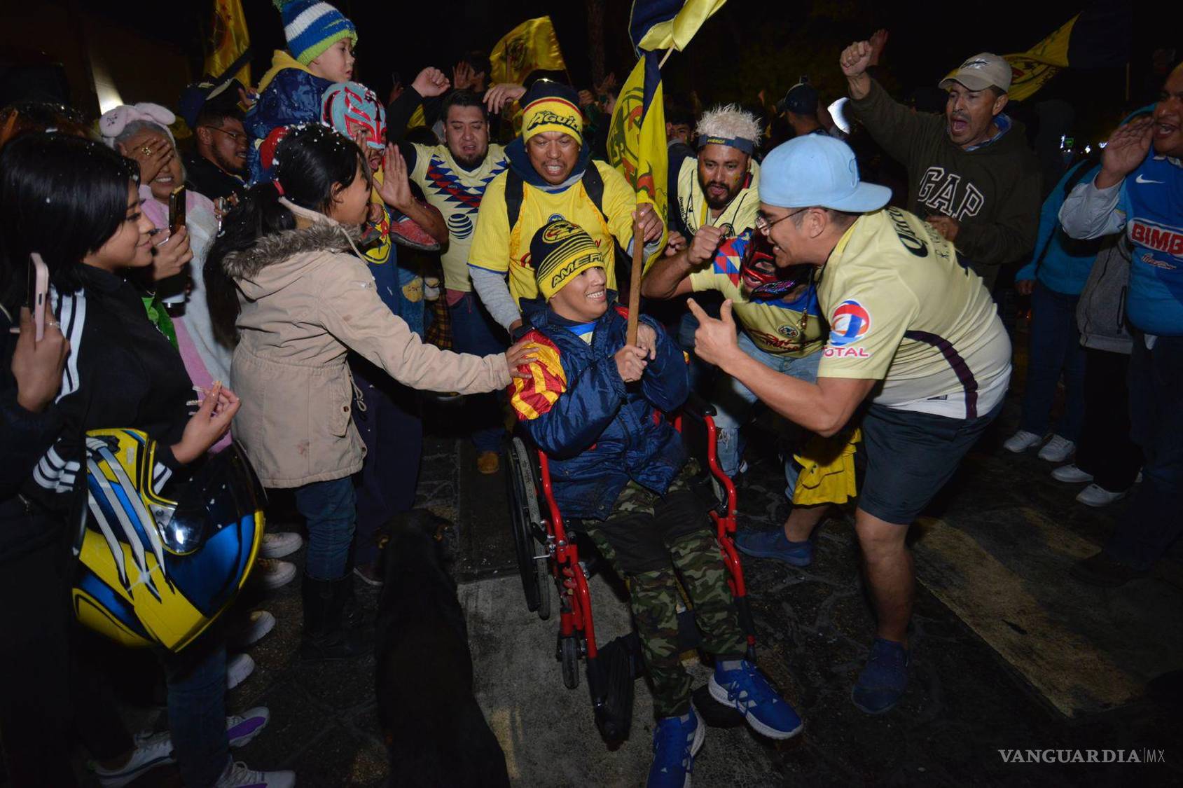 $!En un ambiente de fraternidad, los fanáticos del balompié mexicano, festejaron entre sí.