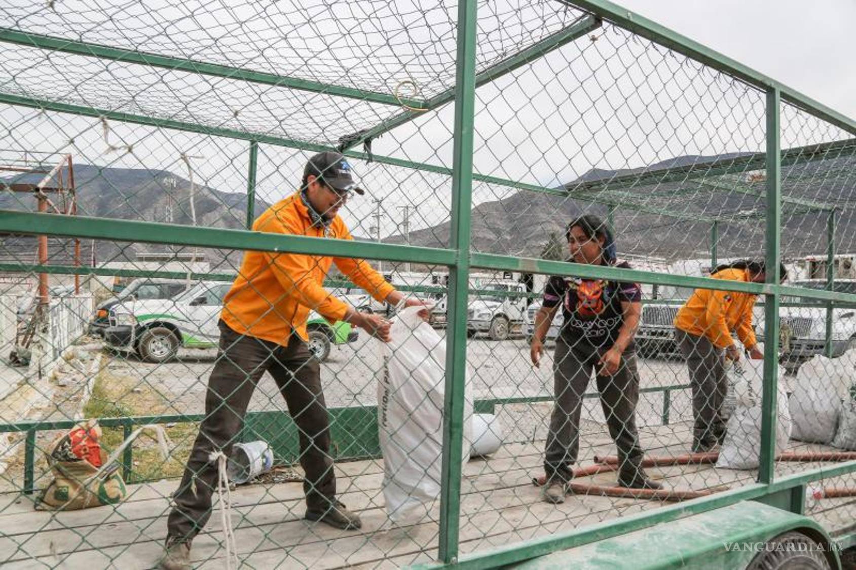 $!Los jóvenes son voluntarios y limpian el lugar con sus propios medios.