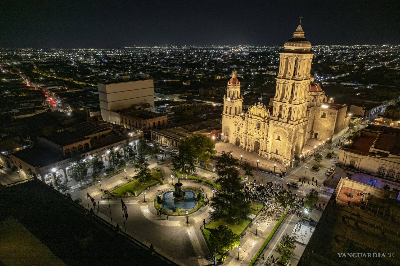 $!Encendido de la nueva iluminación de la Catedral de Santiago. Héctor García y Omar Saucedo