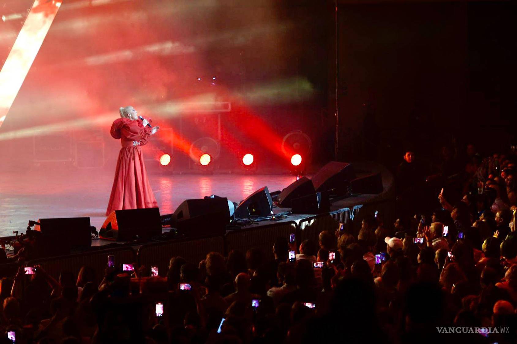 $!Llena de energía y admiración, Yuri cierra el espectáculo con éxitos como “Dame un Beso” y “El Apagón”.