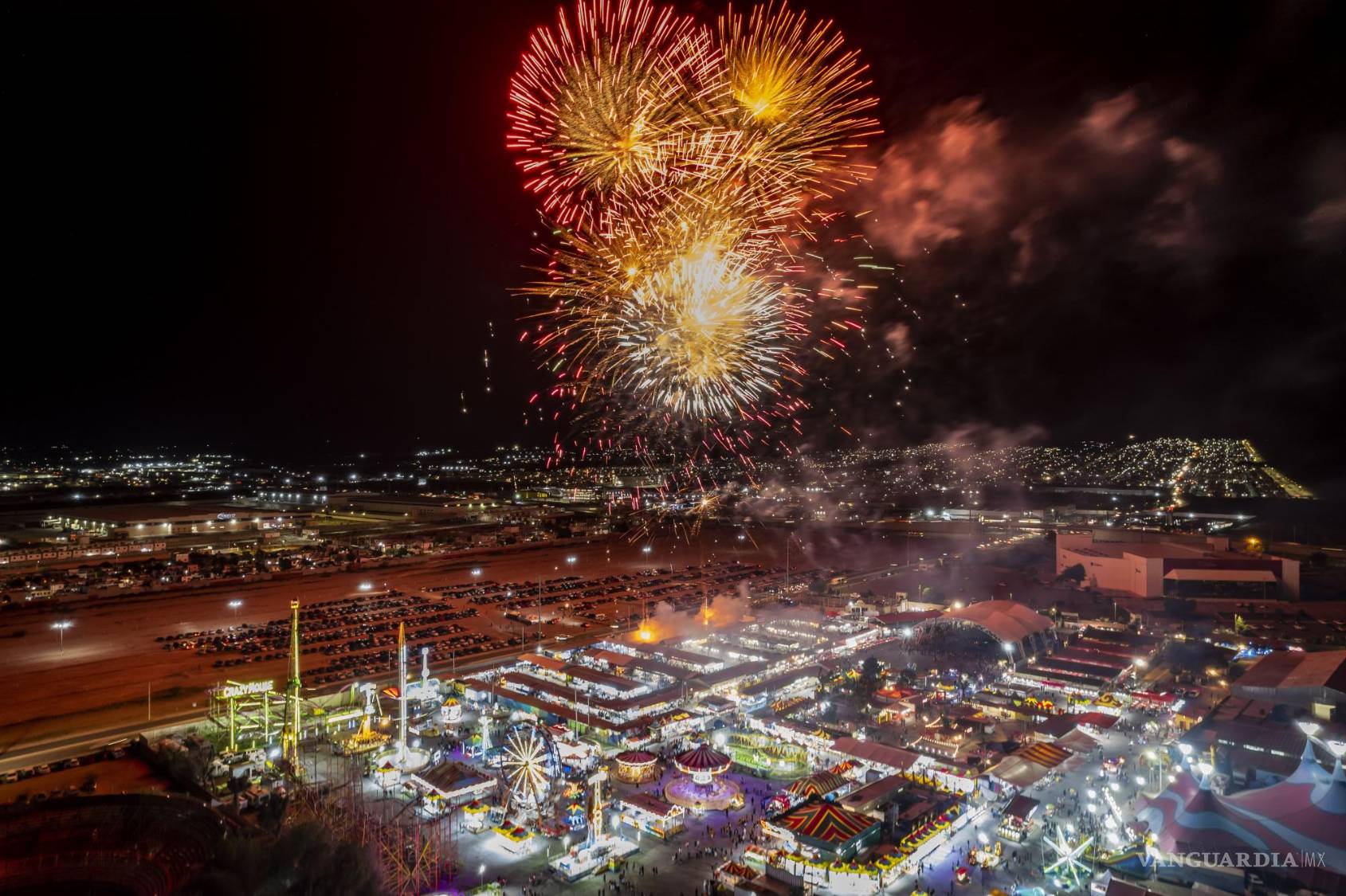 $!Durante la inauguración, los juegos pirotécnicos son un deleite para chicos y grandes.