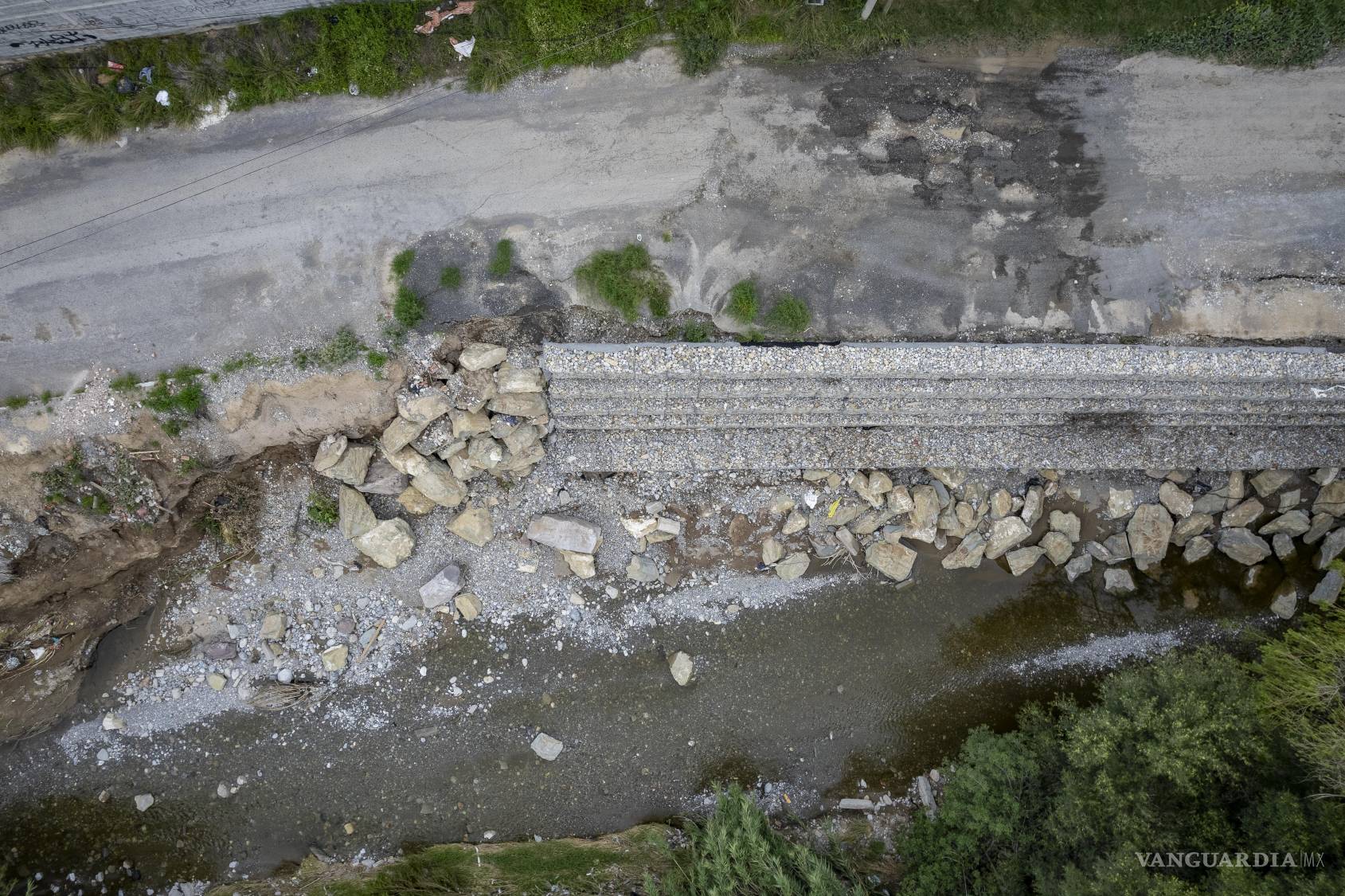 $!Las malas condiciones en algunos tramos de los arroyos generan complicaciones con el paso natural del agua.
