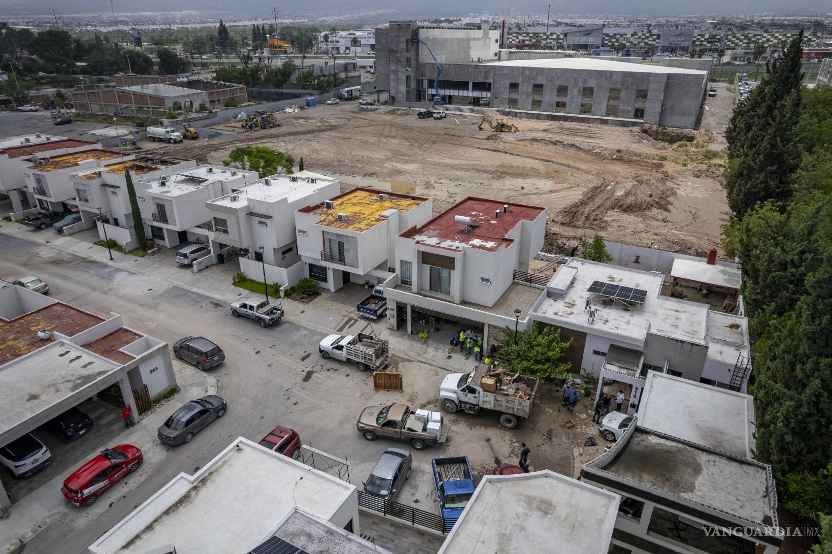 $!Los trabajadores de la obra están realizando visitas al fraccionamiento para hacer labores de limpieza, de la mano con los residentes