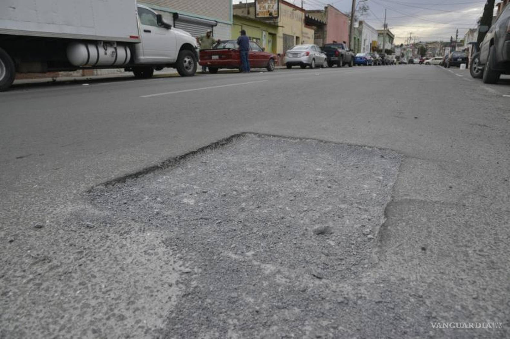 $!Bache y hundimientos resaltan la problemática persistente a pesar de reparaciones previas realizadas por Aguas de Saltillo.