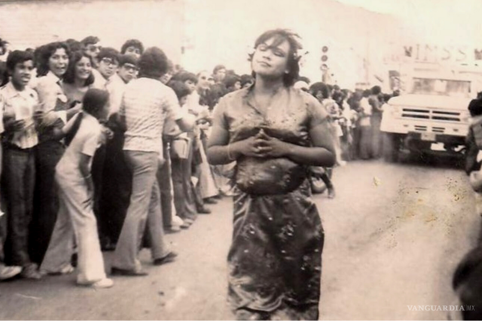 $!Entre la muchedumbre, los travestidos causaban risas y enojo por igual.