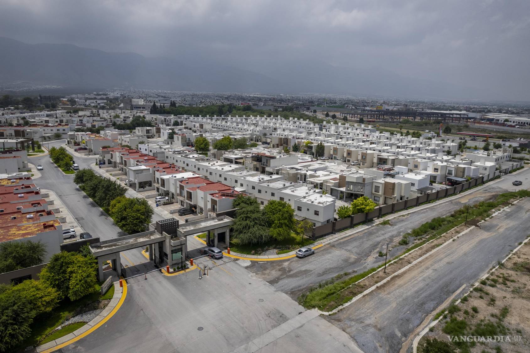 $!El fraccionamiento Terranova registró severas afectaciones por encharcamientos tras la tromba del domingo.