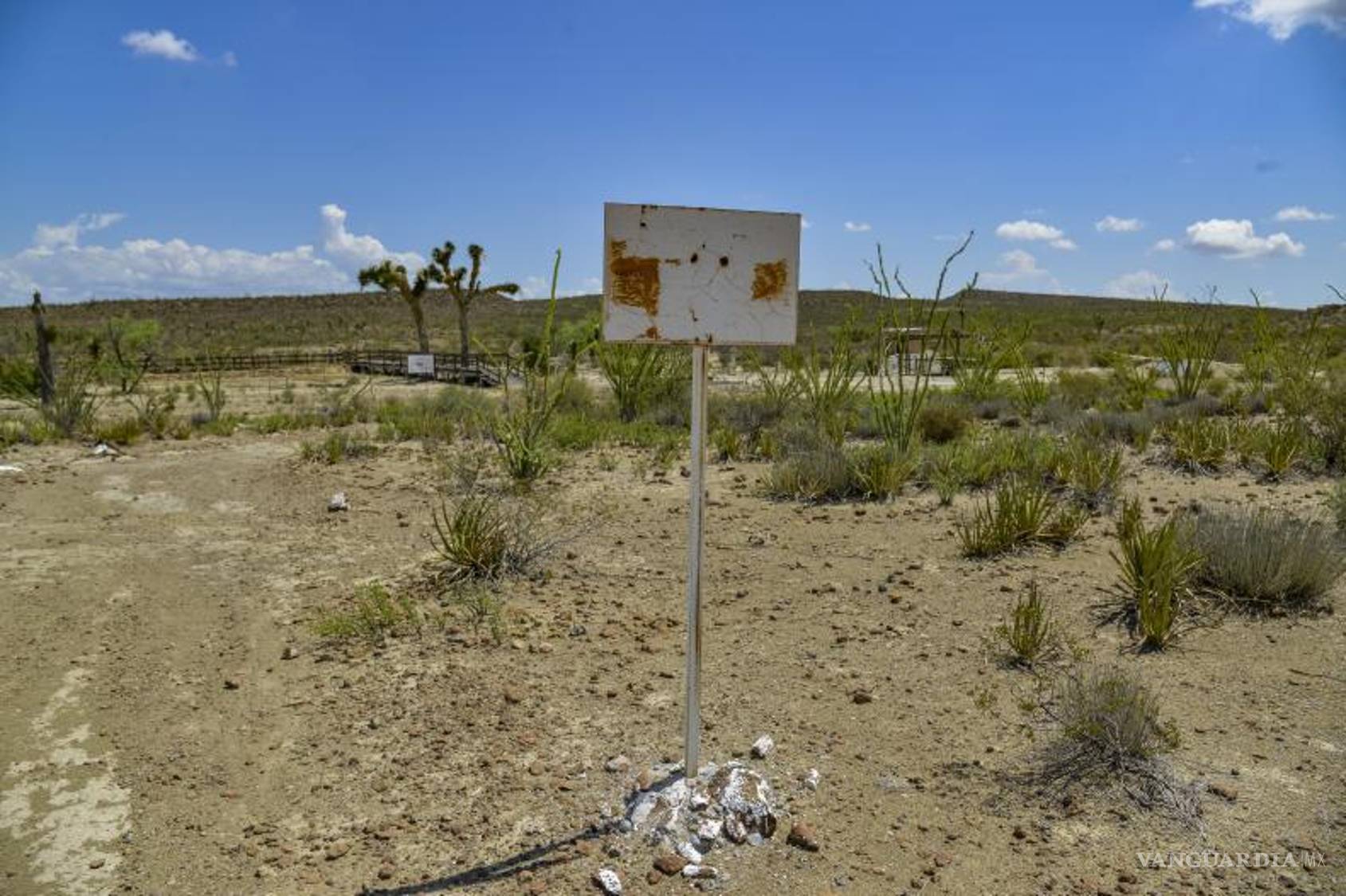 $!Entrada a ‘Las Águilas’ en Porvenir de Jalpa, un lugar histórico con edificaciones de adobe y un camino de terracería que conduce a las huellas de dinosaurio.