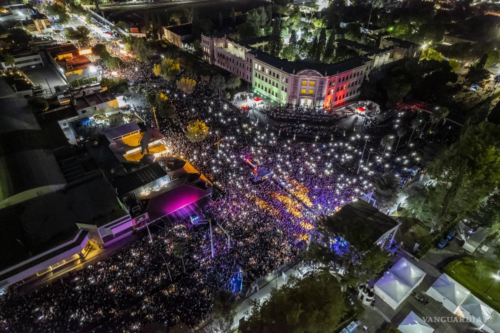 $!El cruce del Bulevar V. Carranza y Avenida Universidad se vio acaparado con la asistencia de los fans.