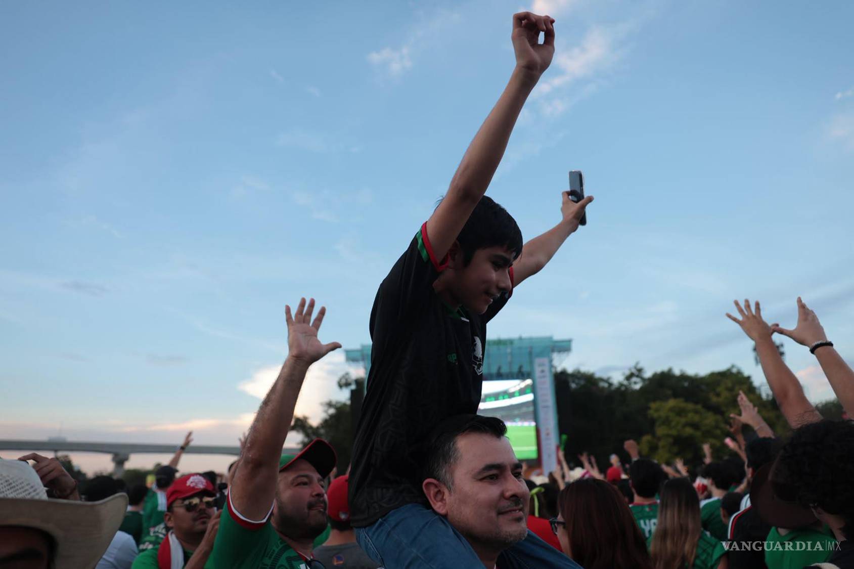 $!Los homenajes a Jorge Campos destacaron entre la multitud, con camisetas de colores neón que llenaron de nostalgia el Fan Fest de Monterrey.
