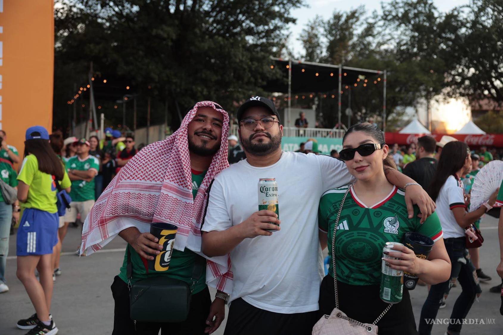 $!El calor extremo no frenó a los seguidores del Tricolor, que llegaron desde temprano para apoyar a México en la Copa del Mundo.