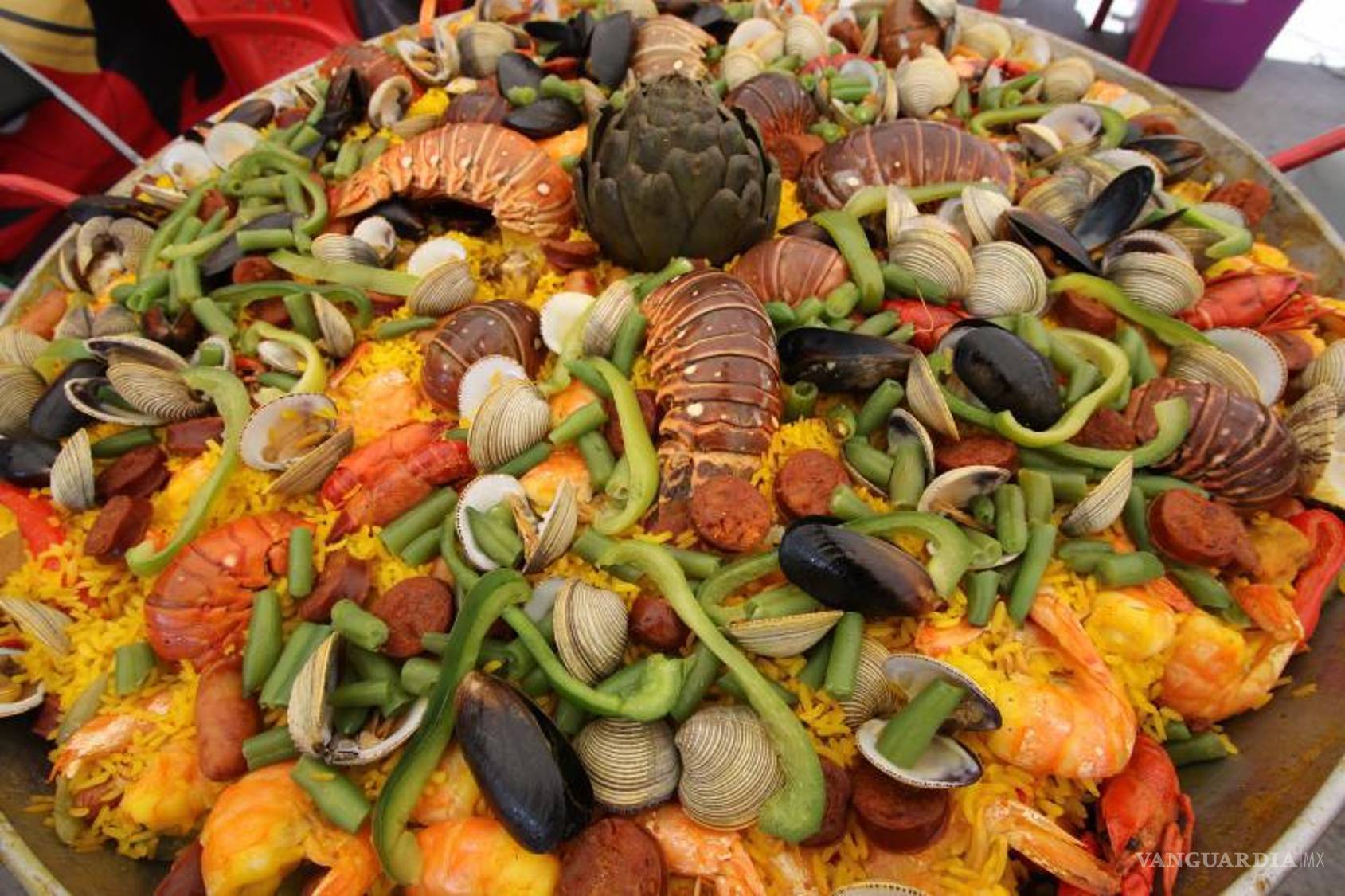 $!El socarrat, la capa dorada y crujiente de arroz en el fondo de la paella, es uno de los elementos clave que los jueces evalúan en las competencias gastronómicas.