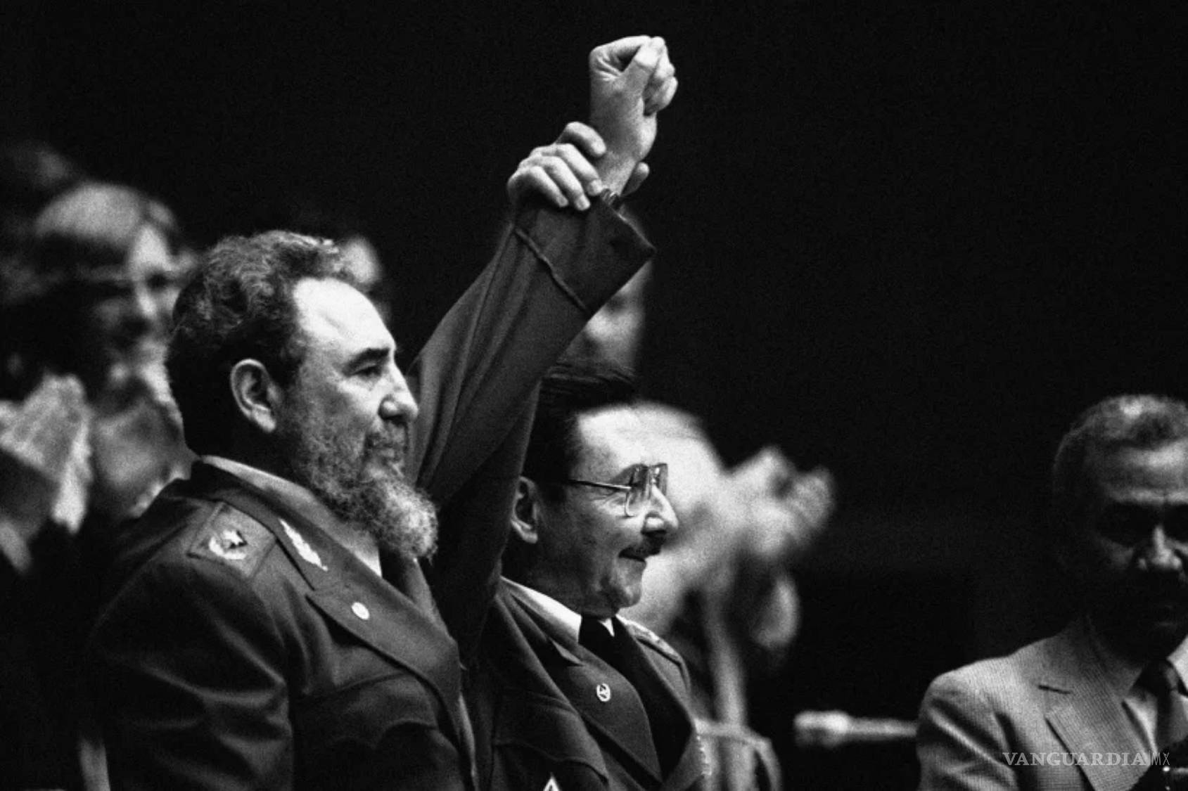 $!En esta foto del 8 de febrero de 1986, el presidente cubano Fidel Castro (i) se toma de la mano de su hermano menor, Raúl Castro, tras la reelección de ambos en Cuba.