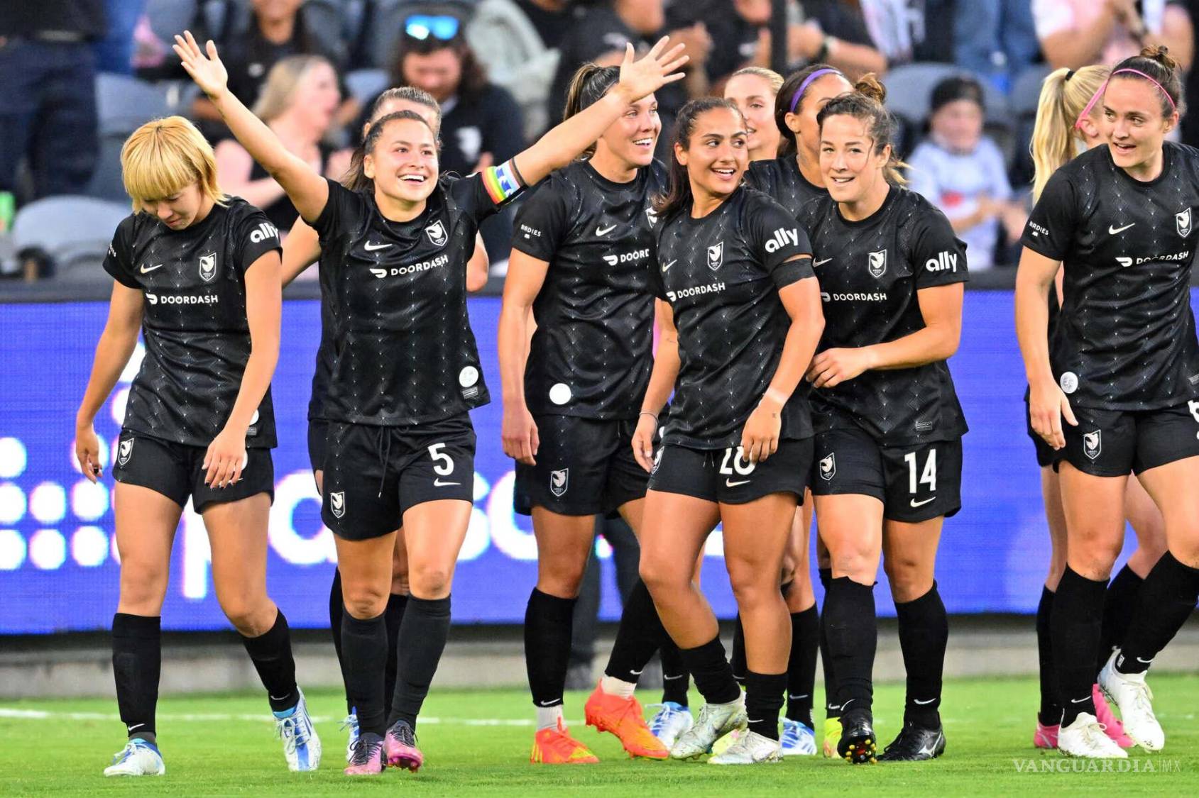 $!Las jugadoras del equipo fundado por Natalie Portman saludan a la afición.