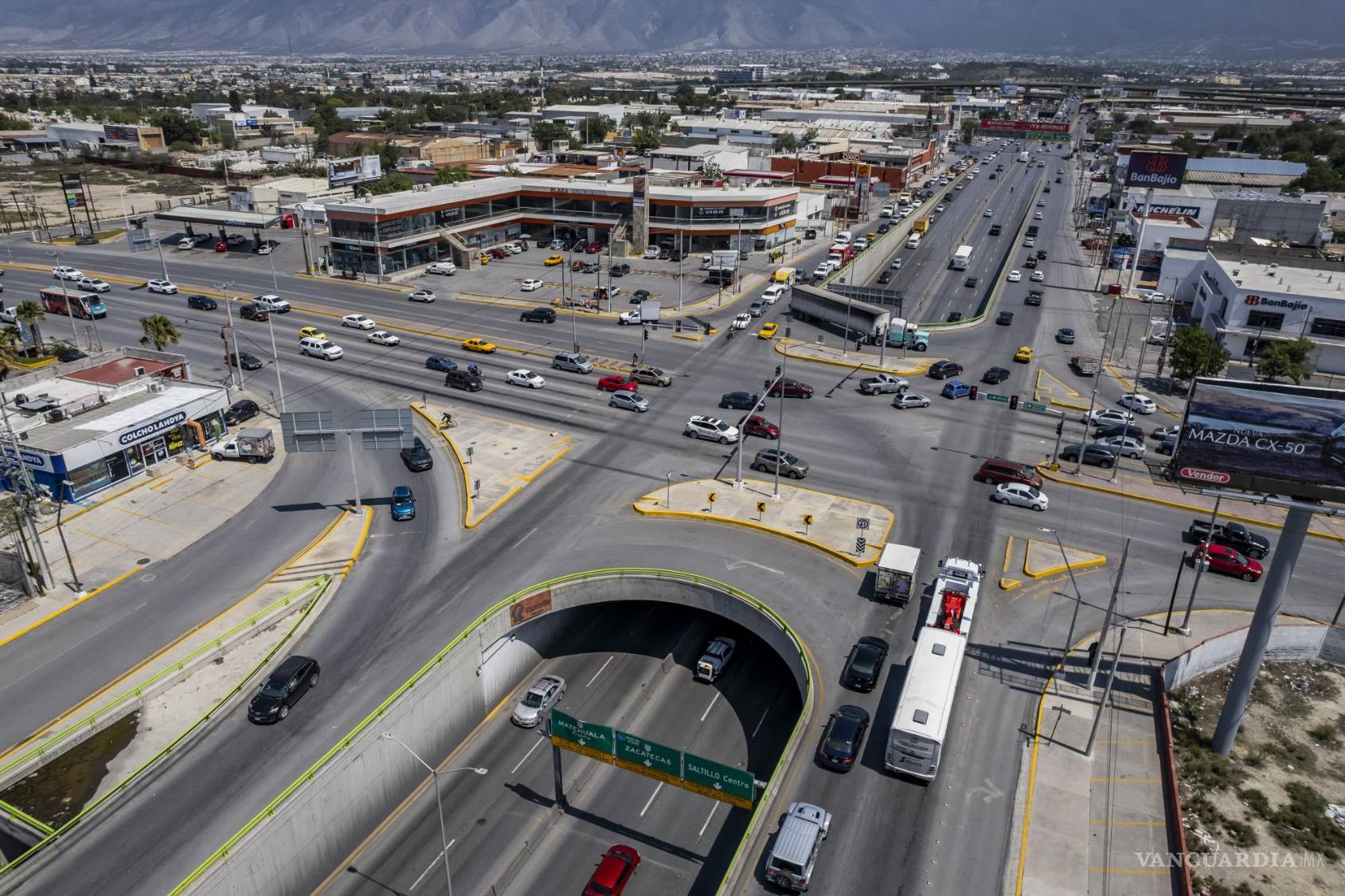 $!Pese a la existencia de dichos pasos peatonales, el tiempo estimado de espera para cruzar los fragmentos del periférico sin semáforos son de hasta 10 minutos a veces.