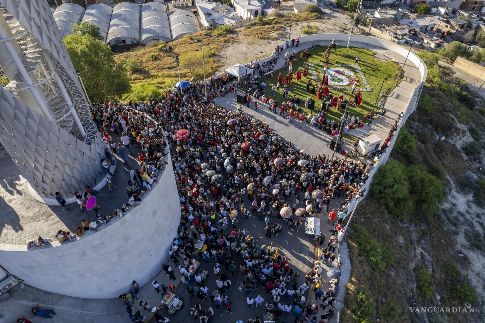 $!Cientos de personas siguieron el recorrido del Viacrucis por las calles históricas de la ciudad.