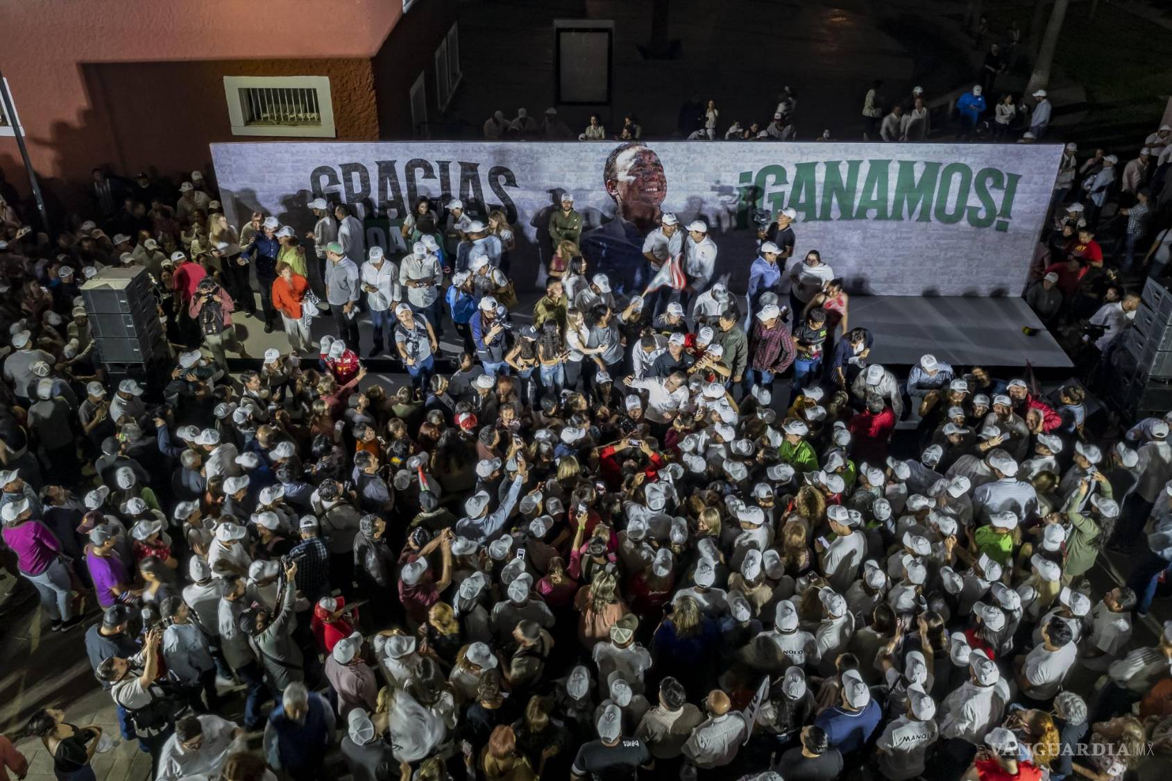 $!En la Plaza de las Ciudades Hermanas, Jiménez Salinas estuvo acompañado por Alejandro Moreno, dirigente nacional del PRI; Marko Cortés, líder nacional del PAN y por Jesús Zambrano, líder del PRD.