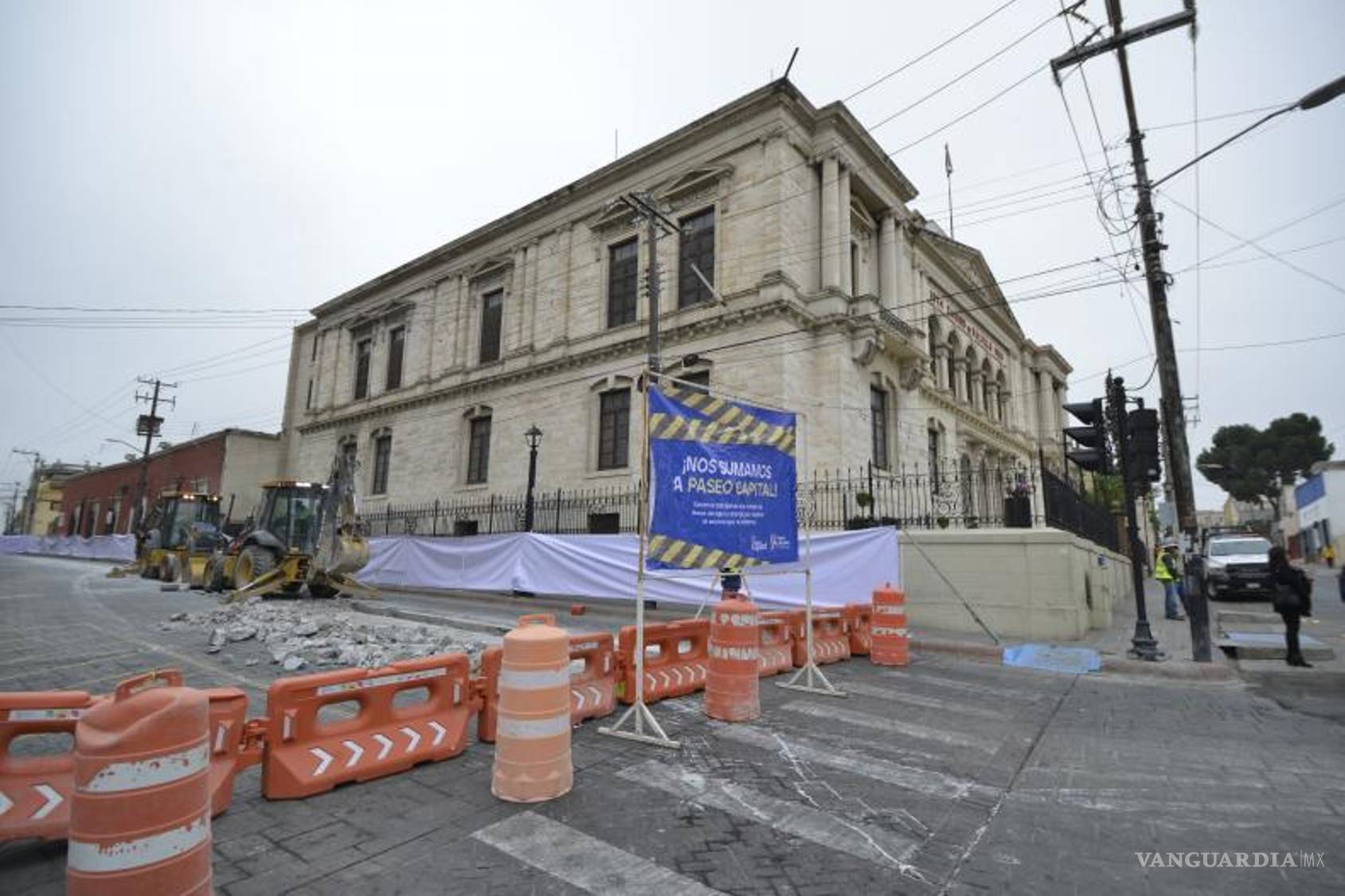 $!Las obras no impidieron la circulación de peatones por la zona, aunque en el tramo al lado de la Catedral de Santiago tuvieron que pasar cerca de maquinaria pesada.