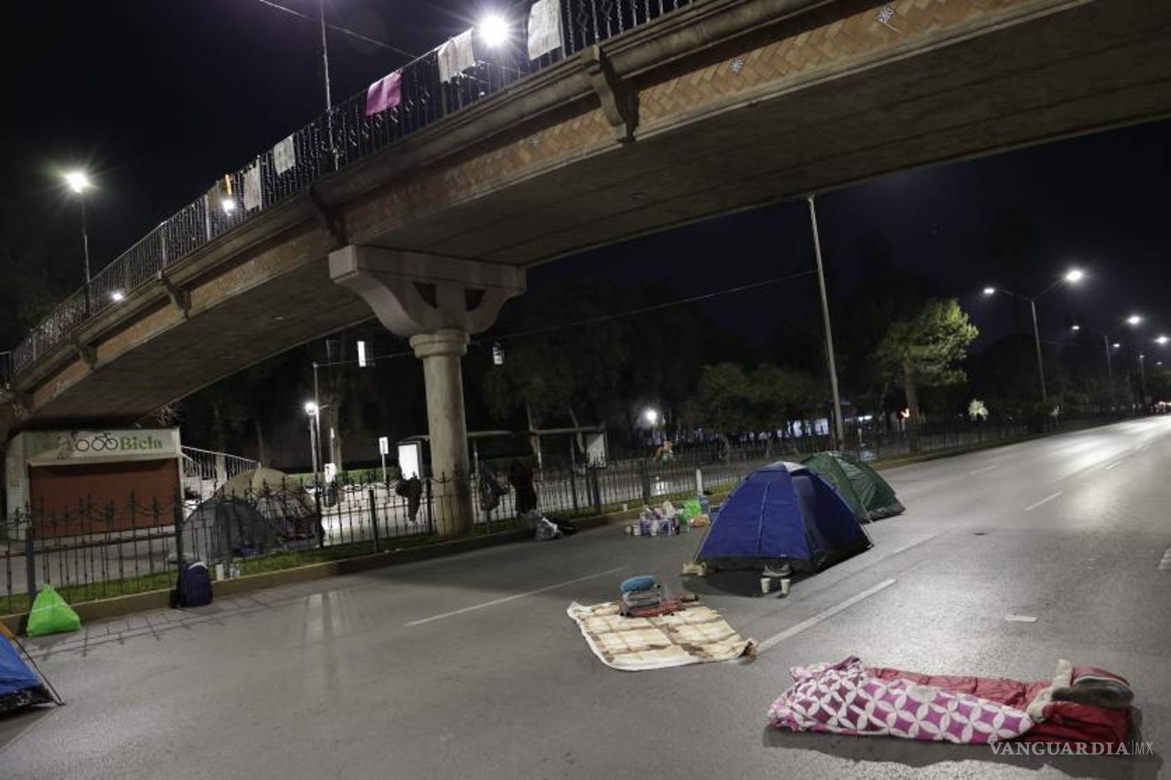 $!Son pocos los estudiantes, sin embargo, son los suficientes para cerrar la vialidad en ambos sentidos, impidiendo el paso vehicular.