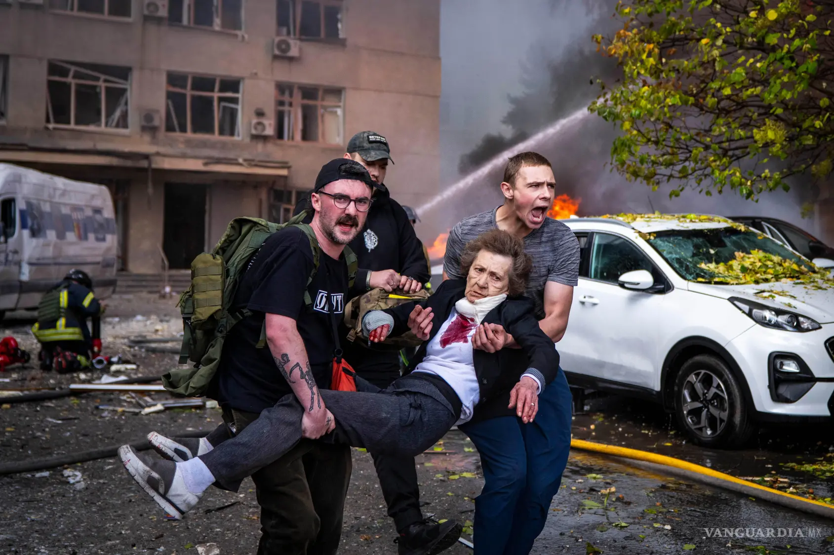 $!Varias personas trasladan a una mujer herida a una ambulancia tras un ataque con drones rusos en Kiev, Ucrania, el lunes 28 de septiembre de 2026.