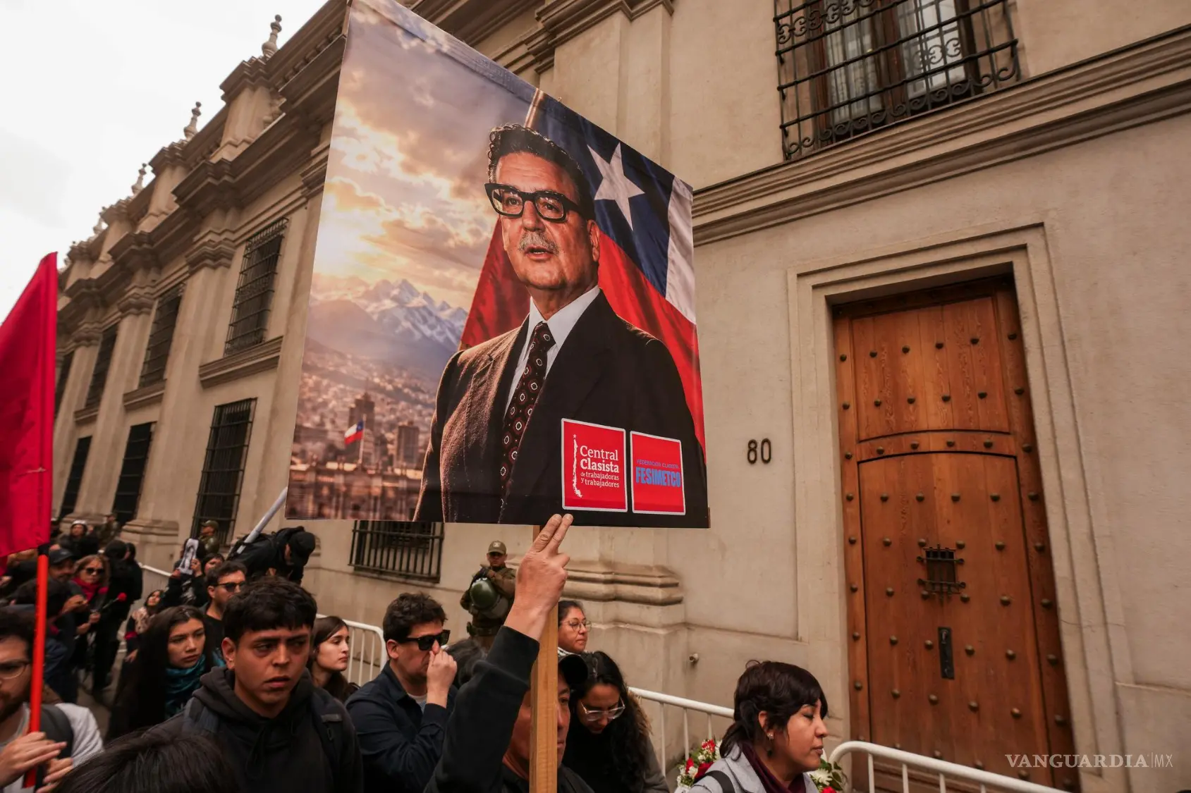 $!Partidarios del fallecido presidente chileno Salvador Allende caminan frente a la entrada oriental del Palacio de La Moneda, sede de la presidencia, en el aniversario del golpe militar de 1973, en Santiago de Chile, el viernes 11 de septiembre de 2026.