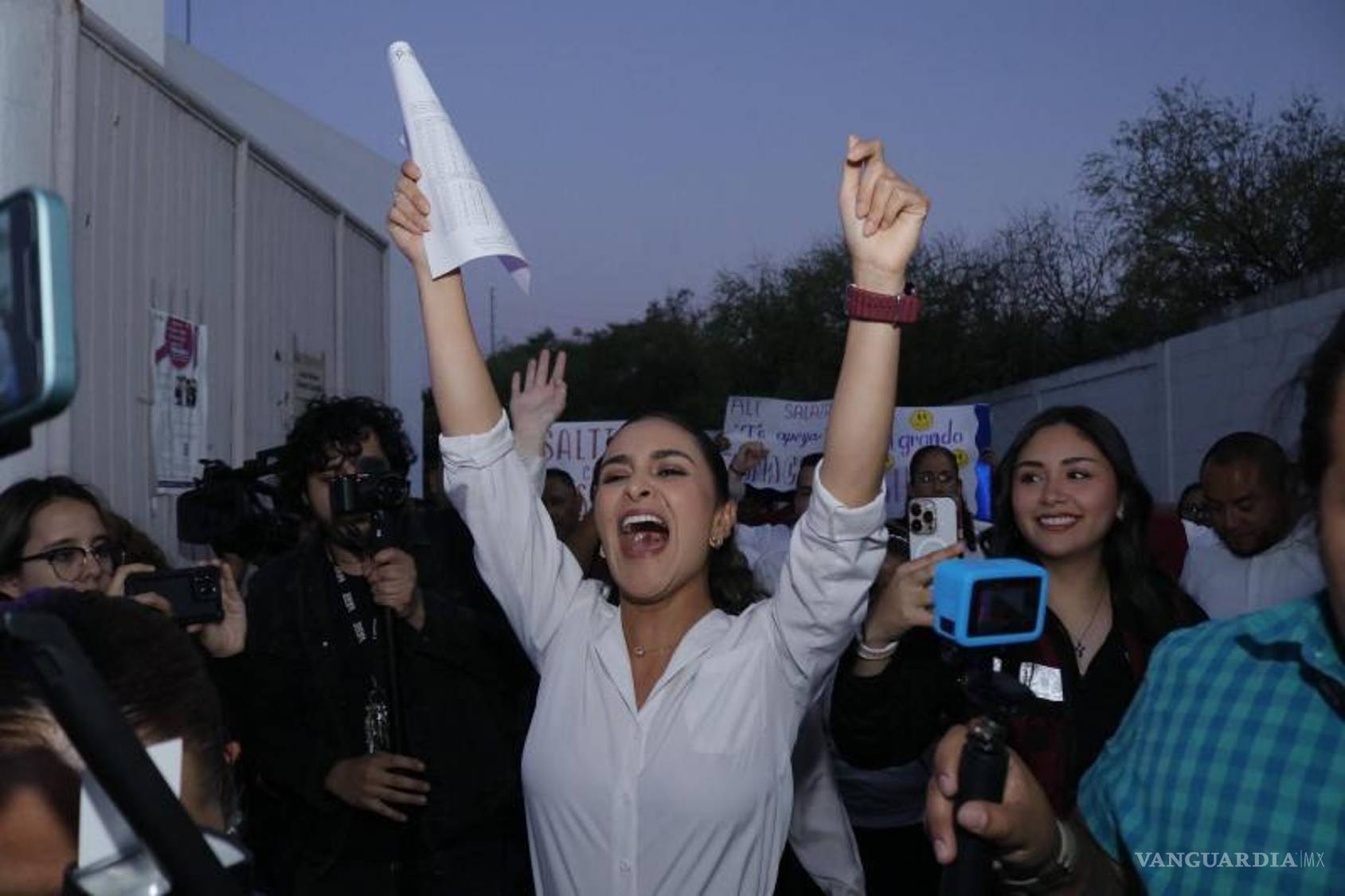 $!Ale Salzar estuvo acompañada de simpatizantes.