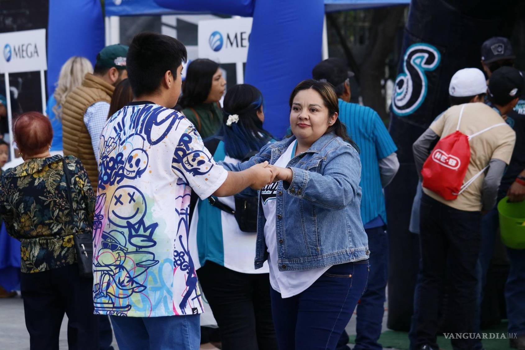 $!El baile y la algarabia encendió la explanada del estadio donde juega el cuadro sarapero.