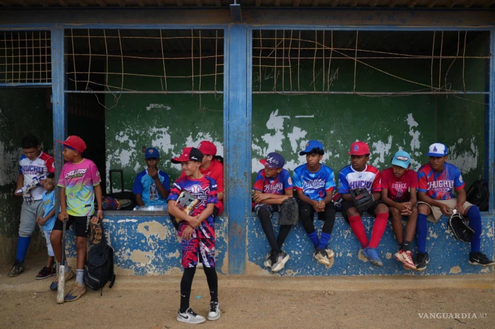 $!Jóvenes beisbolistas se reúnen antes de un partido en La Guaira durante el regreso a los entrenamientos de las ligas juveniles de béisbol tras los terremotos.