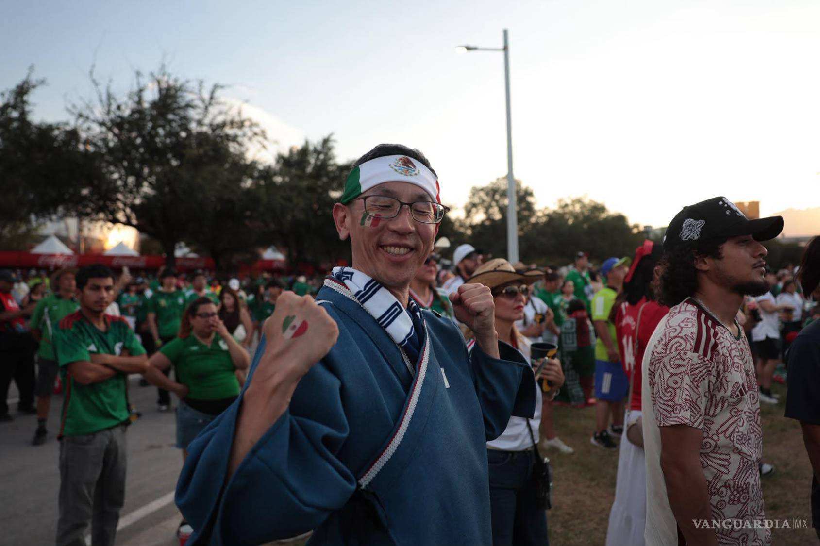 $!Aficionados mexicanos y extranjeros convivieron en el Fan Fest regio, donde el futbol volvió a funcionar como idioma universal.