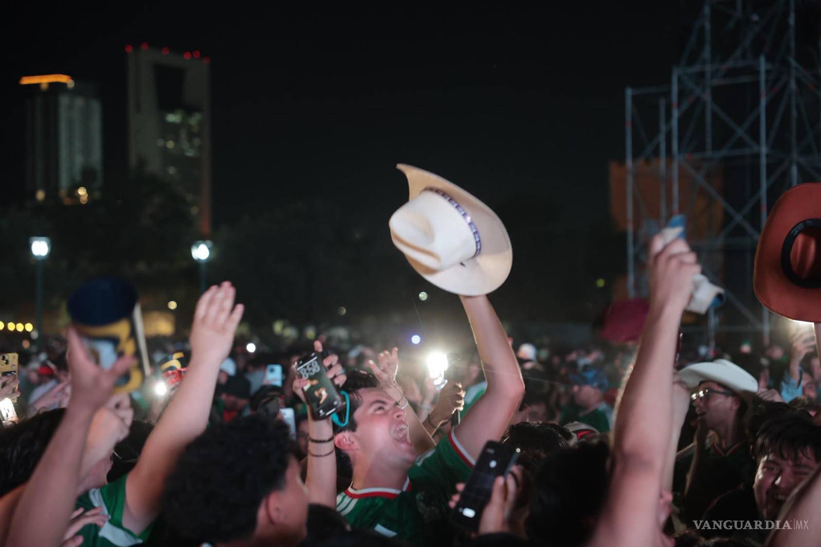 $!Miles de aficionados abarrotaron el Fan Fest de Monterrey para seguir el triunfo de México ante Corea del Sur en el Mundial 2026.