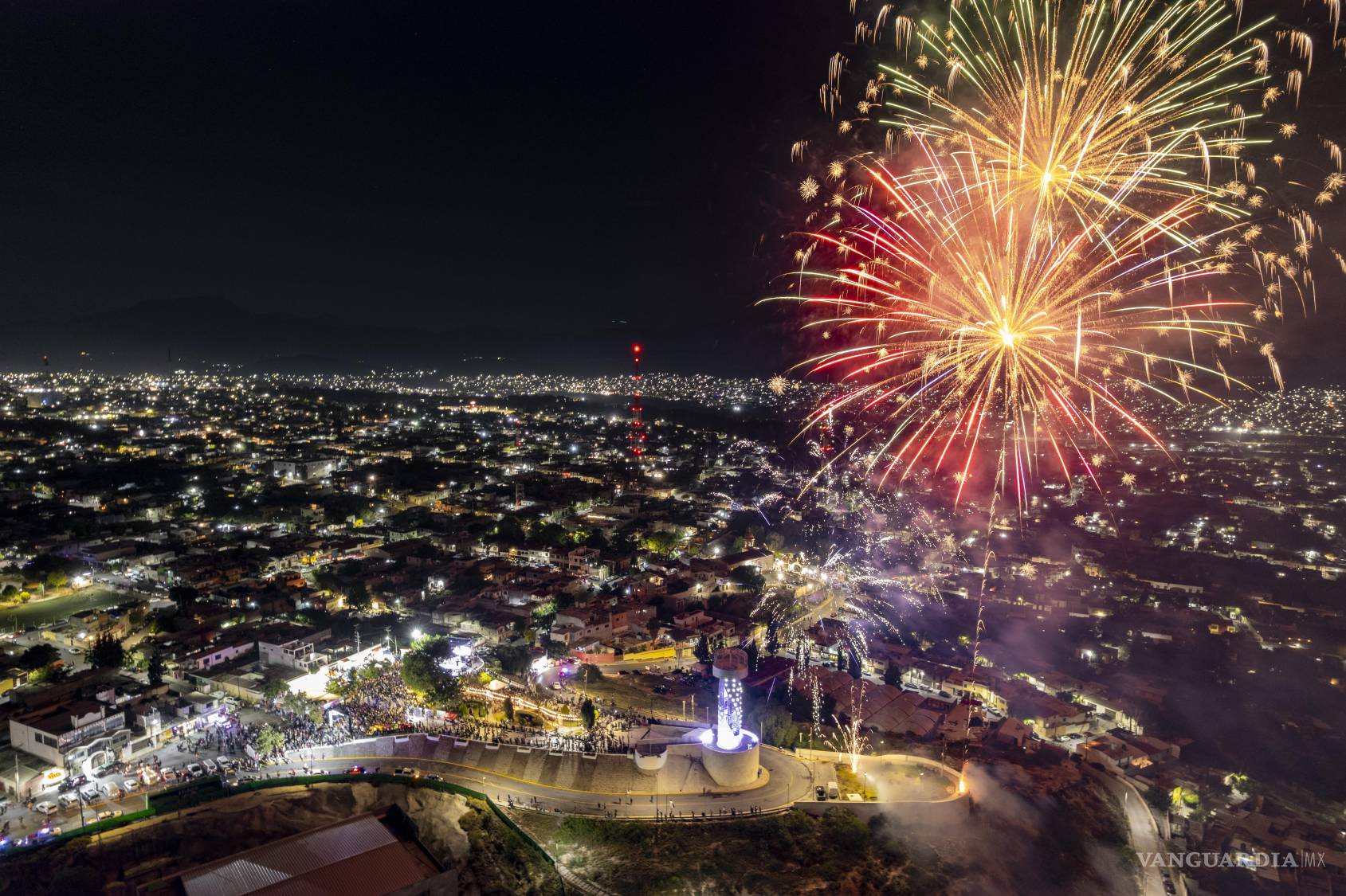 $!Los fuegos artificiales volvieron a ser el atractivo en el festejo a Saltillo.