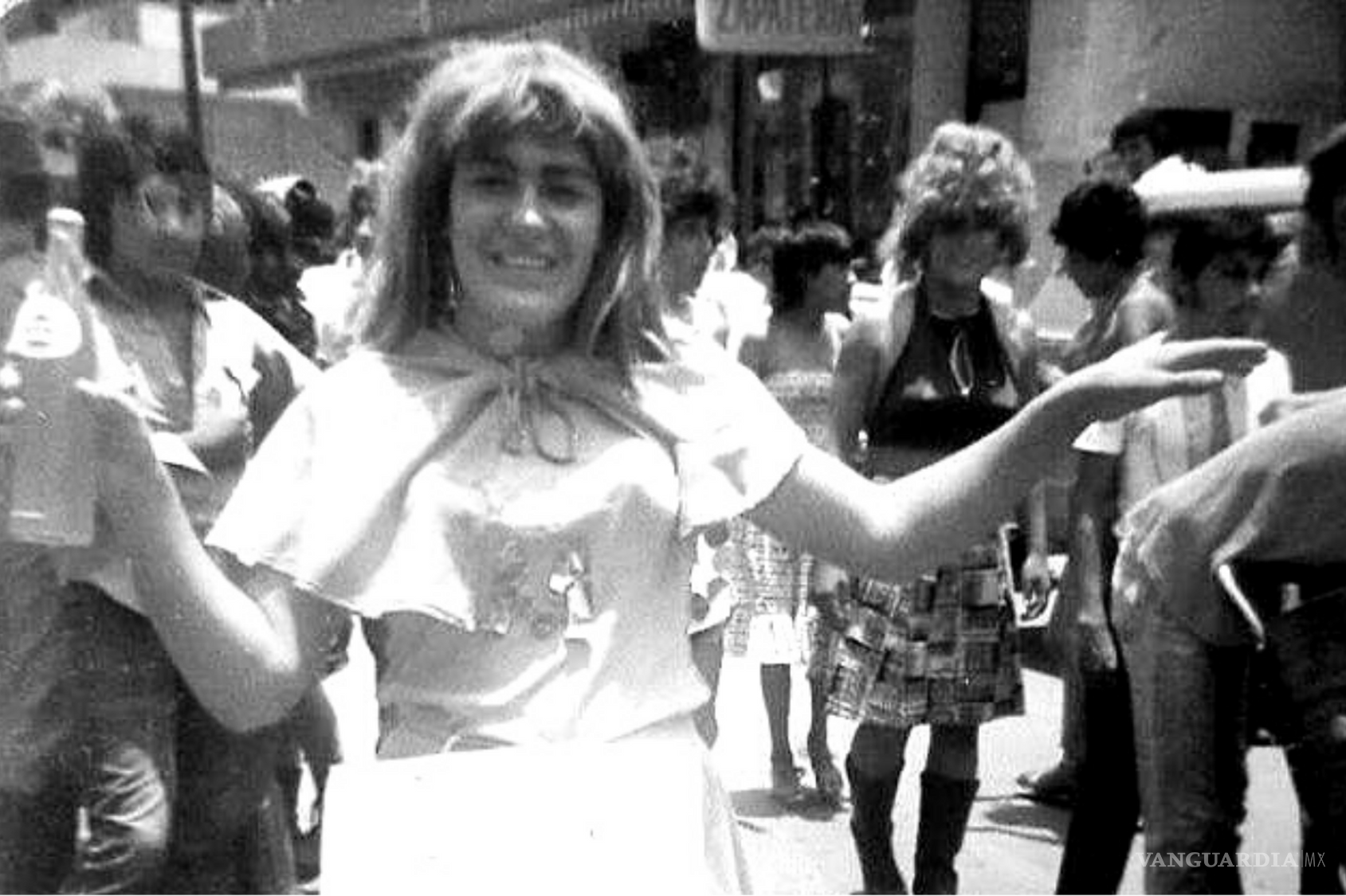 $!Vestidos, pelucas y uniformes escolares de colegios femeninos eran populares en los desfiles