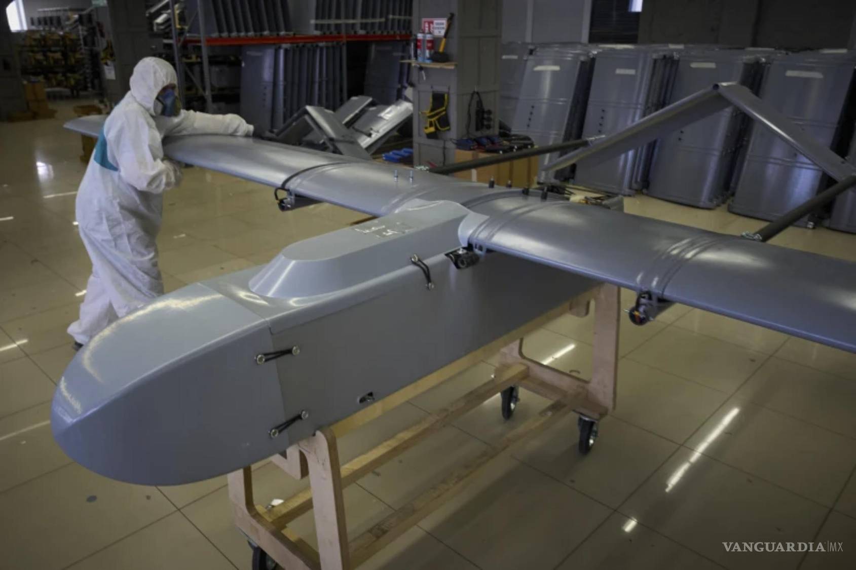 $!Un trabajador inspecciona un dron de combate en la fábrica secreta de Fire Point en Ucrania, el lunes 18 de agosto de 2025.