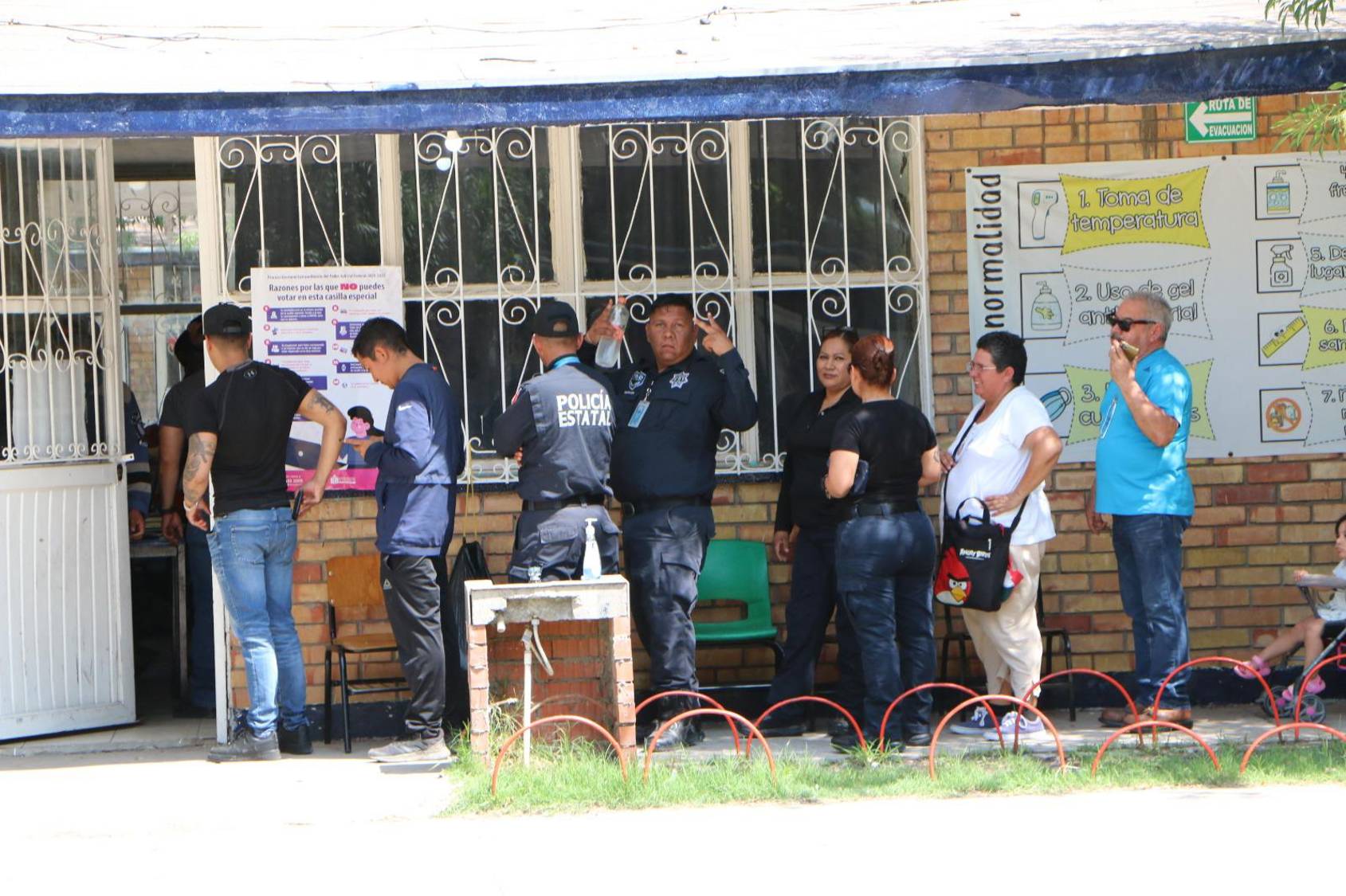 $!En Piedras Negras, policías esperan su turno para votar.