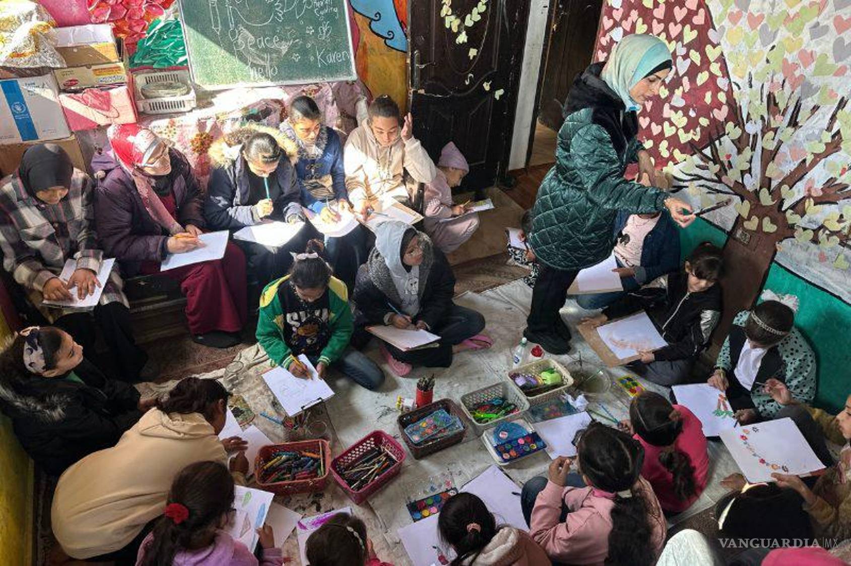 $!La artista visual Maisa Yusef (de pie) entre los escombros de su estudio.