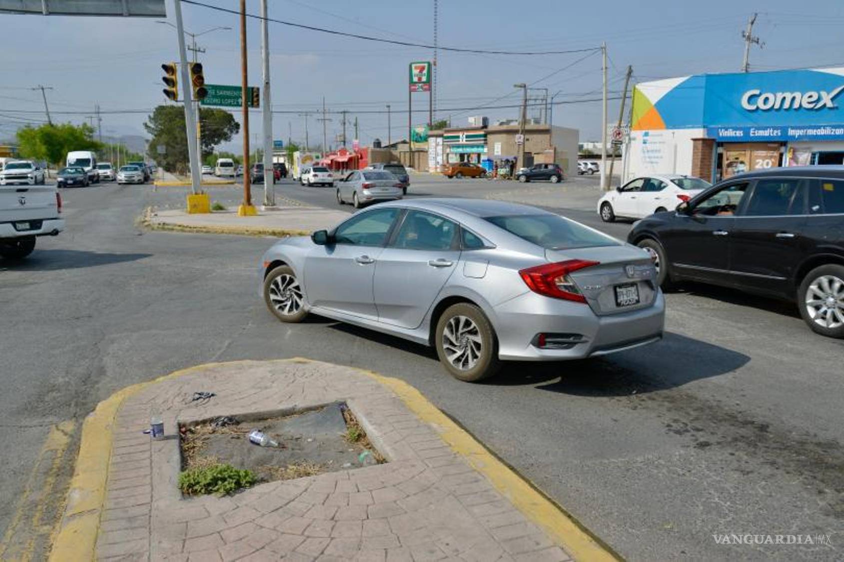 $!El señalamiento de alto en el cruce de Sarmiento ya no está visible, a pesar de haber estado presente hasta 2021.