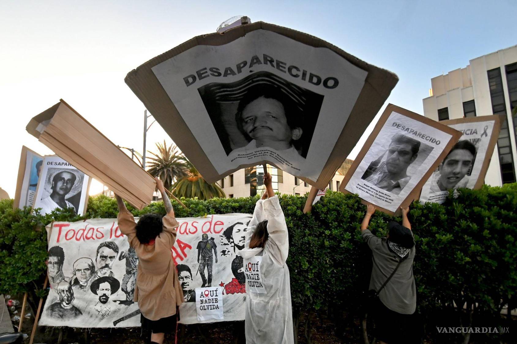 $!Colectivos instalaron un antimonumento como homenaje a las y los colegas periodistas que han sido asesinados, lo anterior fue en la llamada esquina de la Información.